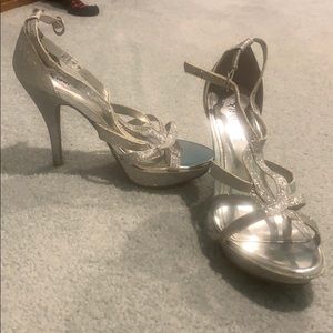 Sparkly silver 5 inch heels with small playtform